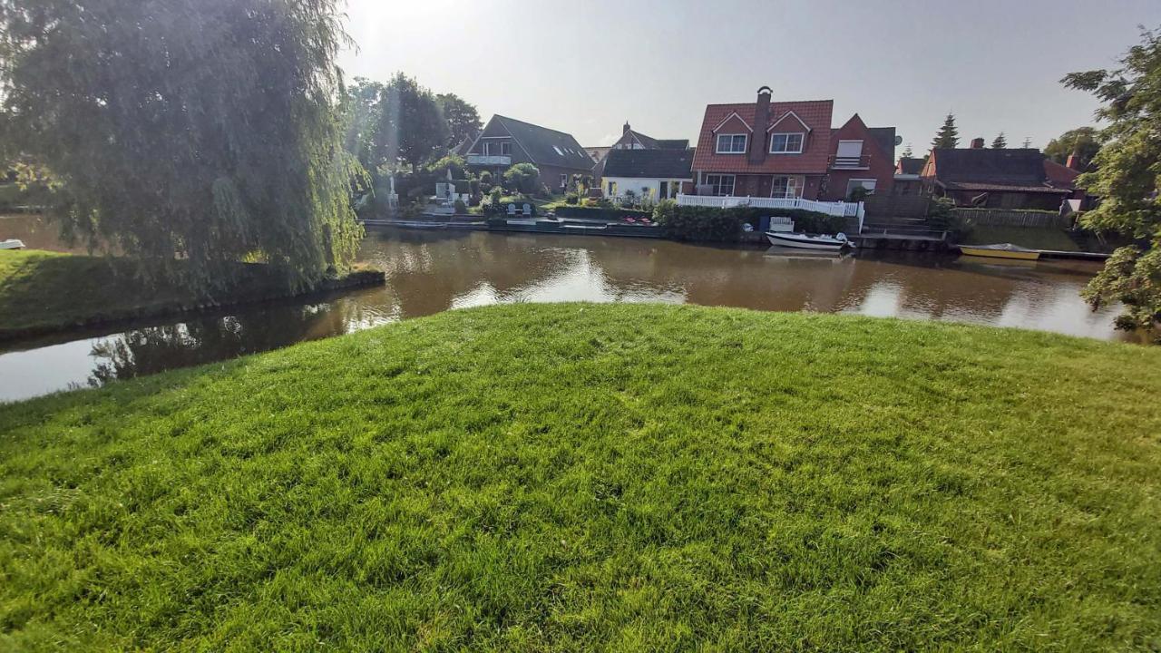 Grachtendroeoem Greetsiel Bagian luar foto